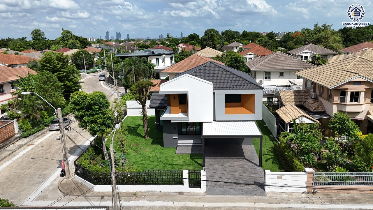 บ้านรีโนเวทใหม่ โครงการ ชัยพฤกษ์ บางบัวทอง เนื้อที่ 117.6 ตร.ว. พื้นที่ใช้สอย 220.34 ตร.ม. ฟังก์ชัน 4 ห้องนอน 3 ห้องน้ำ จอดรถได้ 2 คัน พร้อม Facilities โครงการครบครัน ทำเลติดถนนบางกรวย-ไทรน้อย เชื่อมต่อถนนกาญจนาภิเษก ใกล้เซ็นทรัลนอร์ทวิลล์ และรถไฟฟ้าสายสีม่วง "สถานีบางพลู"