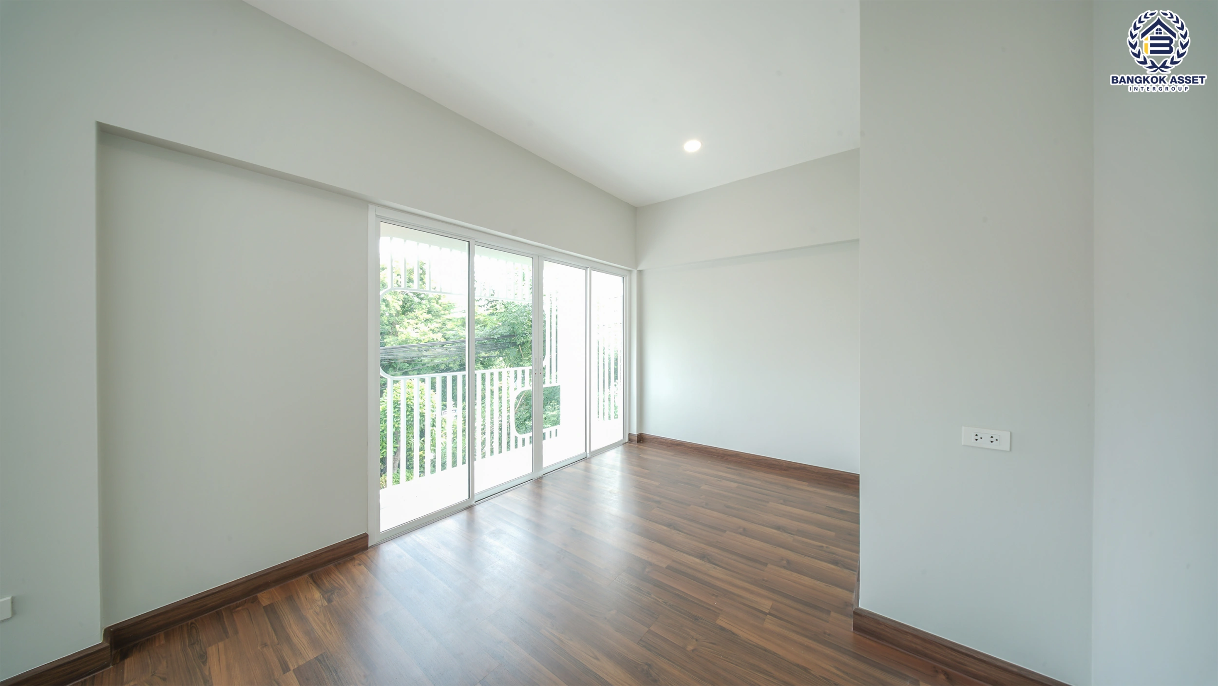 บ้านรีโนเวทใหม่ โครงการ เพอร์เฟคพาร์ค วัดพระนอน จากแบรนด์ Property Perfect เนื้อที่ 42 ตร.ว. พื้นที่ใช้สอย 162.07 ตร.ม. ฟังก์ชัน 3 ห้องนอน 2 ห้องน้ำ 2 ที่จอดรถ พร้อม Facilities ครบครัน บนทำเลเชื่อมต่อถนนกาญจนาฯ ใกล้ทางด่วน "ศรีรัช" เซ็นทรัลเวสต์เกต และรถไฟฟ้าสายสีม่วง "สถานีตลาดบางใหญ่"