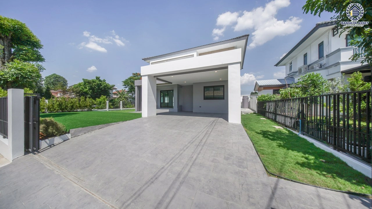 บ้านรีโนเวทใหม่ โครงการ ชัยพฤกษ์ บางบัวทอง เนื้อที่ 92.6 ตร.ว. พื้นที่ใช้สอย 203.33 ตร.ม. ฟังก์ชัน 4 ห้องนอน 3 ห้องน้ำ จอดรถได้ 2 คัน พร้อม Facilities โครงการครบครัน ทำเลติดถนนบางกรวย-ไทรน้อย เชื่อมต่อถนนกาญจนาภิเษก ใกล้เซ็นทรัลนอร์ทวิลล์ และรถไฟฟ้าสายสีม่วง "สถานีบางพลู"