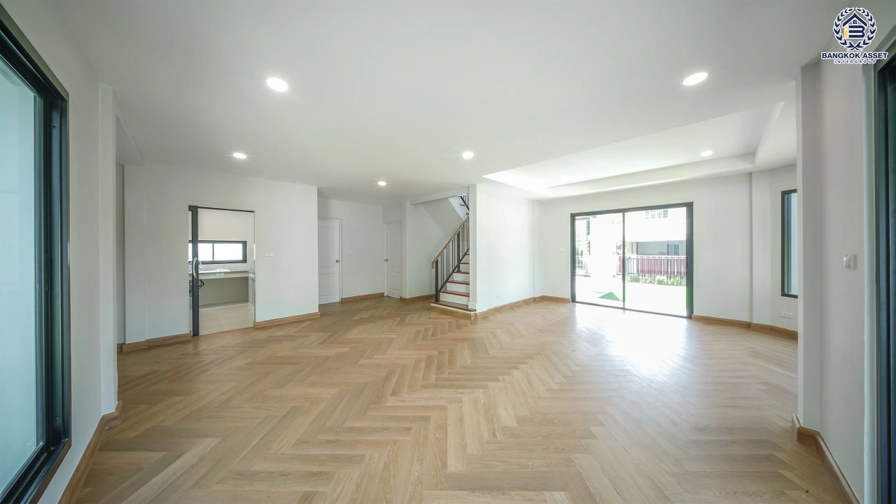 บ้านรีโนเวทใหม่ โครงการ ชัยพฤกษ์ บางบัวทอง เนื้อที่ 92.6 ตร.ว. พื้นที่ใช้สอย 203.33 ตร.ม. ฟังก์ชัน 4 ห้องนอน 3 ห้องน้ำ จอดรถได้ 2 คัน พร้อม Facilities โครงการครบครัน ทำเลติดถนนบางกรวย-ไทรน้อย เชื่อมต่อถนนกาญจนาภิเษก ใกล้เซ็นทรัลนอร์ทวิลล์ และรถไฟฟ้าสายสีม่วง "สถานีบางพลู"
