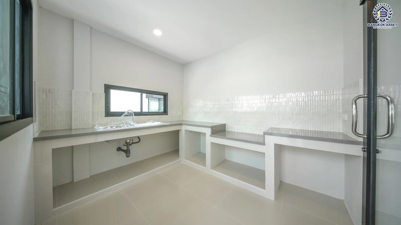 บ้านรีโนเวทใหม่ โครงการ ชัยพฤกษ์ บางบัวทอง เนื้อที่ 92.6 ตร.ว. พื้นที่ใช้สอย 203.33 ตร.ม. ฟังก์ชัน 4 ห้องนอน 3 ห้องน้ำ จอดรถได้ 2 คัน พร้อม Facilities โครงการครบครัน ทำเลติดถนนบางกรวย-ไทรน้อย เชื่อมต่อถนนกาญจนาภิเษก ใกล้เซ็นทรัลนอร์ทวิลล์ และรถไฟฟ้าสายสีม่วง "สถานีบางพลู"