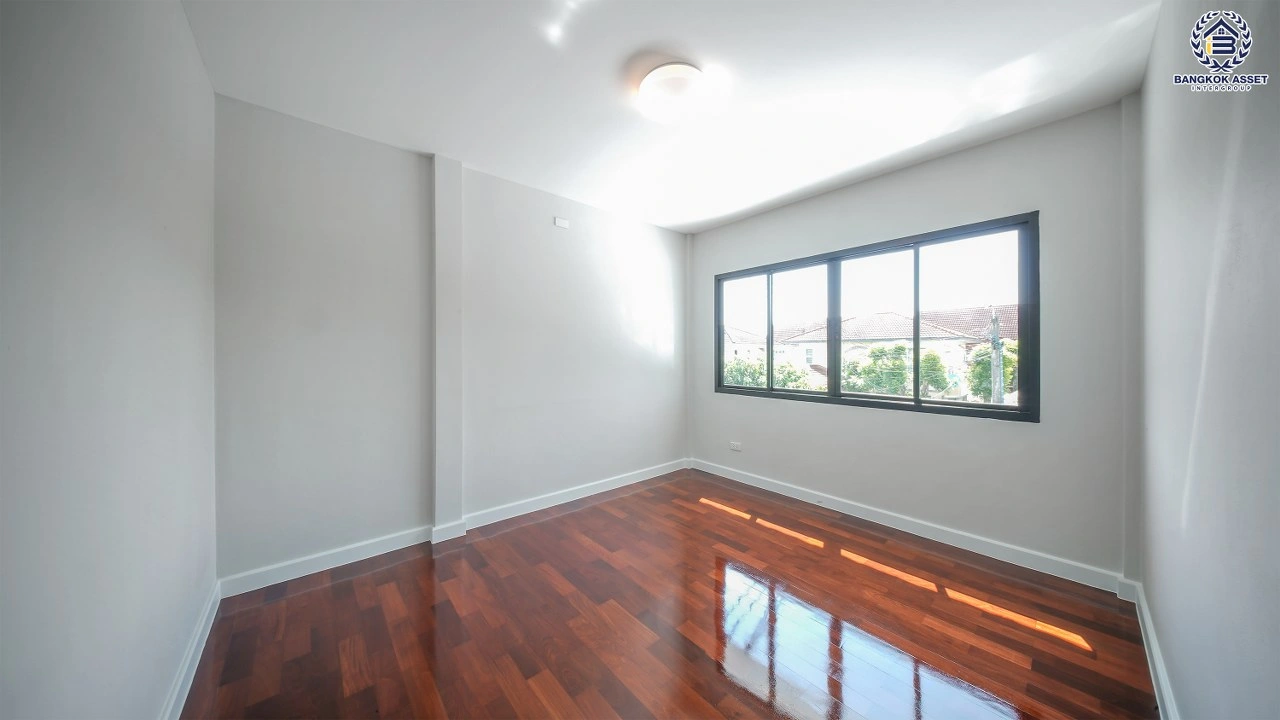 บ้านรีโนเวทใหม่ โครงการ ชัยพฤกษ์ บางบัวทอง เนื้อที่ 92.6 ตร.ว. พื้นที่ใช้สอย 203.33 ตร.ม. ฟังก์ชัน 4 ห้องนอน 3 ห้องน้ำ จอดรถได้ 2 คัน พร้อม Facilities โครงการครบครัน ทำเลติดถนนบางกรวย-ไทรน้อย เชื่อมต่อถนนกาญจนาภิเษก ใกล้เซ็นทรัลนอร์ทวิลล์ และรถไฟฟ้าสายสีม่วง "สถานีบางพลู"