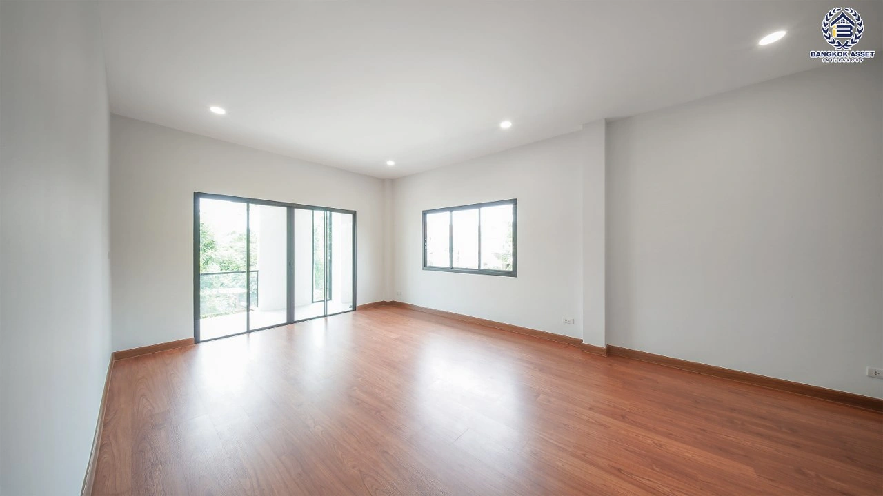 บ้านรีโนเวทใหม่ จาก Property Perfect โครงการ เพอร์เฟคเพลส พระราม5-ราชพฤกษ์ เนื้อที่ 68.5 ตร.ว. พื้นที่ใช้สอย 189.79 ตร.ม. ฟังก์ชัน 3 ห้องนอน 3 ห้องน้ำ 2 ที่จอดรถ พร้อม Facility ภายในโครงการครบครัน บนทำเลติดถนน ตอบโจทย์ทุกการใช้ชีวิตใจกลาง Community ชั้นนำมากมาย