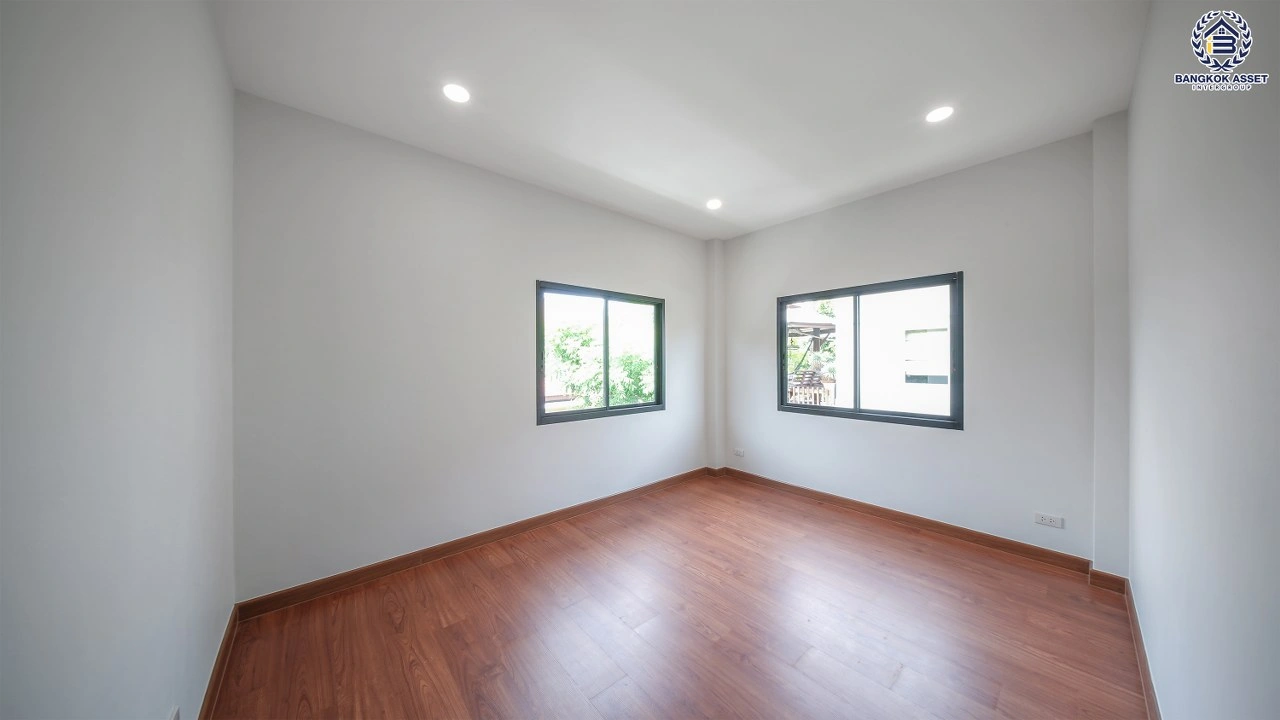 บ้านรีโนเวทใหม่ จาก Property Perfect โครงการ เพอร์เฟคเพลส พระราม5-ราชพฤกษ์ เนื้อที่ 68.5 ตร.ว. พื้นที่ใช้สอย 189.79 ตร.ม. ฟังก์ชัน 3 ห้องนอน 3 ห้องน้ำ 2 ที่จอดรถ พร้อม Facility ภายในโครงการครบครัน บนทำเลติดถนน ตอบโจทย์ทุกการใช้ชีวิตใจกลาง Community ชั้นนำมากมาย
