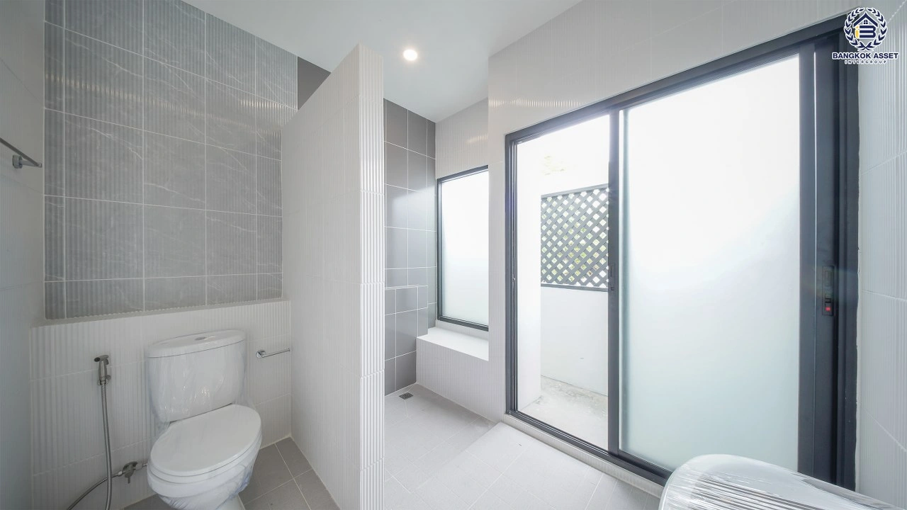 บ้านรีโนเวทใหม่ จาก Property Perfect โครงการ เพอร์เฟคเพลส พระราม5-ราชพฤกษ์ เนื้อที่ 68.5 ตร.ว. พื้นที่ใช้สอย 189.79 ตร.ม. ฟังก์ชัน 3 ห้องนอน 3 ห้องน้ำ 2 ที่จอดรถ พร้อม Facility ภายในโครงการครบครัน บนทำเลติดถนน ตอบโจทย์ทุกการใช้ชีวิตใจกลาง Community ชั้นนำมากมาย