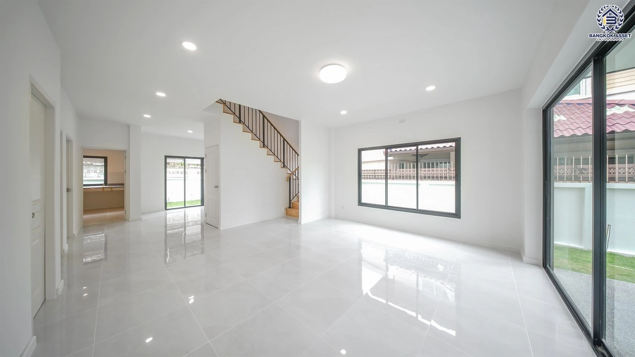 บ้านมือสอง โครงการ Nuve นวมินทร์74 เนื้อที่ 74.3 ตร.ว.  ฟังก์ชัน 5 ห้องนอน 4 ห้องน้ำ 2 ที่จอดรถ มีห้องนอนชั้นล่าง ดีไซน์โดดเด่น บนทำเลศักยภาพ เดินทางสะดวกเชื่อมต่อถนนเกษตร-นวมินทร์ ถนนรามอินทรา ถนนเสรีไทย ใกล้ห้างสรรพสินค้า Central EastVille และจุดขึ้นทางด่วน "ฉลองรัช"