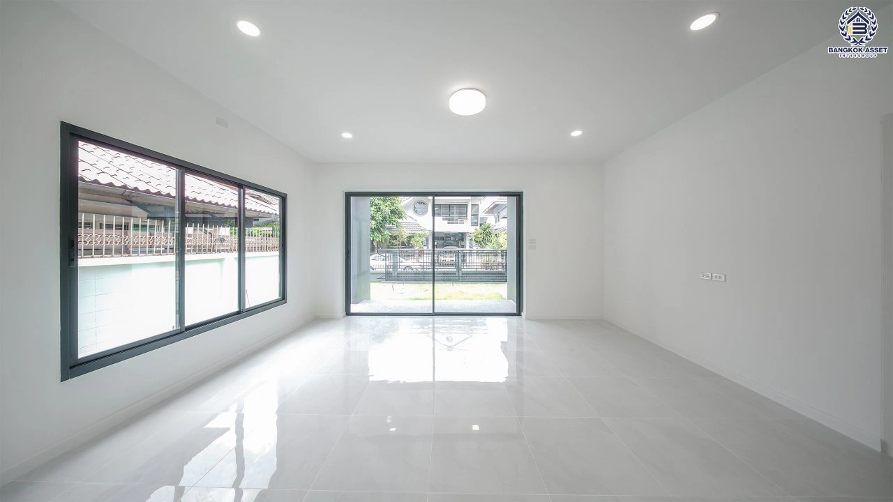 บ้านมือสอง โครงการ Nuve นวมินทร์74 เนื้อที่ 74.3 ตร.ว.  ฟังก์ชัน 5 ห้องนอน 4 ห้องน้ำ 2 ที่จอดรถ มีห้องนอนชั้นล่าง ดีไซน์โดดเด่น บนทำเลศักยภาพ เดินทางสะดวกเชื่อมต่อถนนเกษตร-นวมินทร์ ถนนรามอินทรา ถนนเสรีไทย ใกล้ห้างสรรพสินค้า Central EastVille และจุดขึ้นทางด่วน "ฉลองรัช"