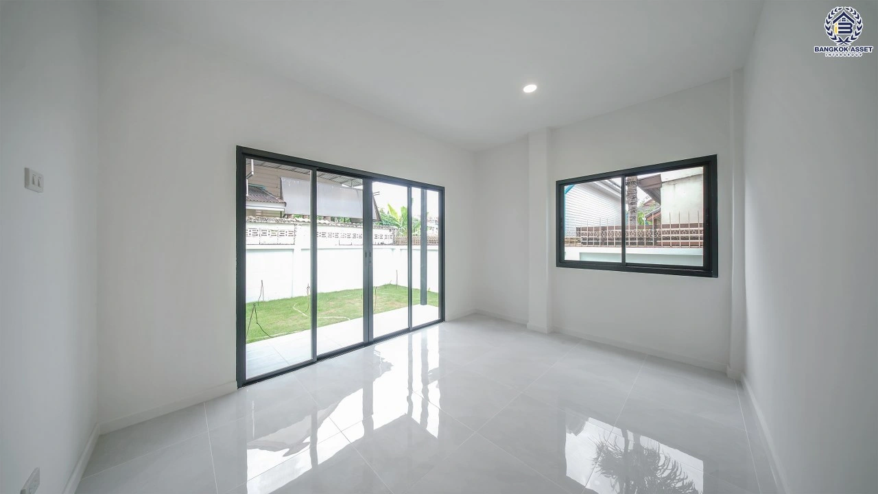 บ้านมือสอง โครงการ Nuve นวมินทร์74 เนื้อที่ 74.3 ตร.ว.  ฟังก์ชัน 5 ห้องนอน 4 ห้องน้ำ 2 ที่จอดรถ มีห้องนอนชั้นล่าง ดีไซน์โดดเด่น บนทำเลศักยภาพ เดินทางสะดวกเชื่อมต่อถนนเกษตร-นวมินทร์ ถนนรามอินทรา ถนนเสรีไทย ใกล้ห้างสรรพสินค้า Central EastVille และจุดขึ้นทางด่วน "ฉลองรัช"