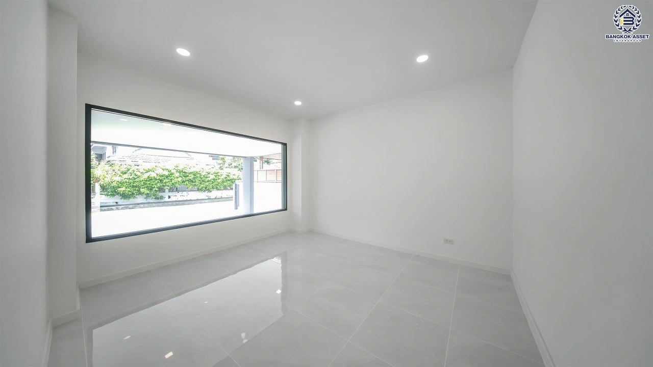 บ้านมือสอง โครงการ Nuve นวมินทร์74 เนื้อที่ 74.3 ตร.ว.  ฟังก์ชัน 5 ห้องนอน 4 ห้องน้ำ 2 ที่จอดรถ มีห้องนอนชั้นล่าง ดีไซน์โดดเด่น บนทำเลศักยภาพ เดินทางสะดวกเชื่อมต่อถนนเกษตร-นวมินทร์ ถนนรามอินทรา ถนนเสรีไทย ใกล้ห้างสรรพสินค้า Central EastVille และจุดขึ้นทางด่วน "ฉลองรัช"