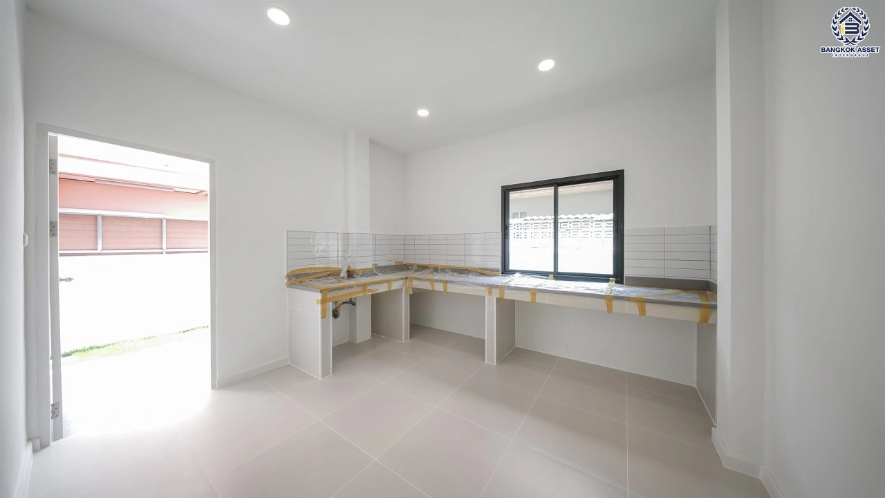 บ้านมือสอง โครงการ Nuve นวมินทร์74 เนื้อที่ 74.3 ตร.ว.  ฟังก์ชัน 5 ห้องนอน 4 ห้องน้ำ 2 ที่จอดรถ มีห้องนอนชั้นล่าง ดีไซน์โดดเด่น บนทำเลศักยภาพ เดินทางสะดวกเชื่อมต่อถนนเกษตร-นวมินทร์ ถนนรามอินทรา ถนนเสรีไทย ใกล้ห้างสรรพสินค้า Central EastVille และจุดขึ้นทางด่วน "ฉลองรัช"
