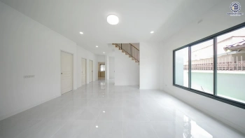 บ้านมือสอง โครงการ Nuve นวมินทร์74 เนื้อที่ 74.3 ตร.ว.  ฟังก์ชัน 5 ห้องนอน 4 ห้องน้ำ 2 ที่จอดรถ มีห้องนอนชั้นล่าง ดีไซน์โดดเด่น บนทำเลศักยภาพ เดินทางสะดวกเชื่อมต่อถนนเกษตร-นวมินทร์ ถนนรามอินทรา ถนนเสรีไทย ใกล้ห้างสรรพสินค้า Central EastVille และจุดขึ้นทางด่วน "ฉลองรัช"