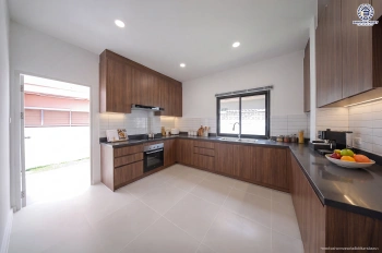 บ้านมือสอง โครงการ Nuve นวมินทร์74 เนื้อที่ 74.3 ตร.ว.  ฟังก์ชัน 5 ห้องนอน 4 ห้องน้ำ 2 ที่จอดรถ มีห้องนอนชั้นล่าง ดีไซน์โดดเด่น บนทำเลศักยภาพ เดินทางสะดวกเชื่อมต่อถนนเกษตร-นวมินทร์ ถนนรามอินทรา ถนนเสรีไทย ใกล้ห้างสรรพสินค้า Central EastVille และจุดขึ้นทางด่วน "ฉลองรัช"