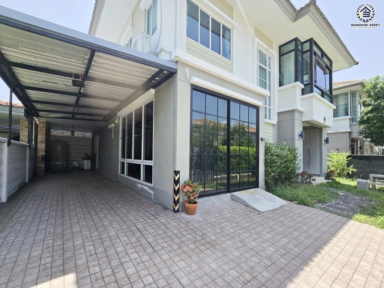 บ้านเดี่ยว โครงการ พฤกษาวิลเลจ31 เดอะซีซั่น กาญจนาภิเษก-บางใหญ่ จากแบรนด์ Pruksa เนื้อที่ 51.80 ตร.ว. พื้นที่ใช้สอย 140 ตร.ม. ฟังก์ชัน 3 ห้องนอน 3 ห้องน้ำ จอดรถได้ 2 คัน บนทำเลศักยภาพ ติดถนนกาญจนาภิเษก ใกล้ห้างเซ็นทรัล เวสต์เกต, ทางด่วน "กาญจนาภิเษก" และรถไฟฟ้าสายสีม่วง "สถานีคลองบางไผ่"