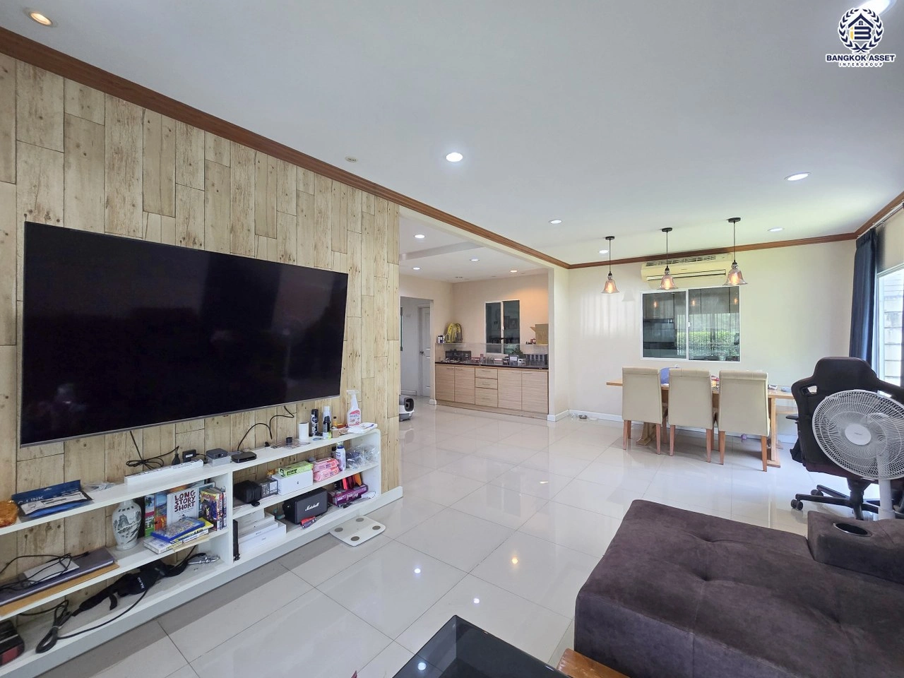 บ้านเดี่ยว โครงการ พฤกษาวิลเลจ31 เดอะซีซั่น กาญจนาภิเษก-บางใหญ่ จากแบรนด์ Pruksa เนื้อที่ 51.80 ตร.ว. พื้นที่ใช้สอย 140 ตร.ม. ฟังก์ชัน 3 ห้องนอน 3 ห้องน้ำ จอดรถได้ 2 คัน บนทำเลศักยภาพ ติดถนนกาญจนาภิเษก ใกล้ห้างเซ็นทรัล เวสต์เกต, ทางด่วน "กาญจนาภิเษก" และรถไฟฟ้าสายสีม่วง "สถานีคลองบางไผ่"