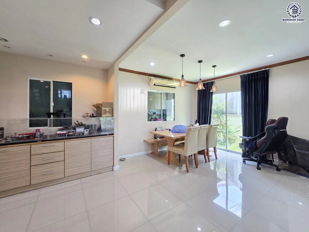 บ้านเดี่ยว โครงการ พฤกษาวิลเลจ31 เดอะซีซั่น กาญจนาภิเษก-บางใหญ่ จากแบรนด์ Pruksa เนื้อที่ 51.80 ตร.ว. พื้นที่ใช้สอย 140 ตร.ม. ฟังก์ชัน 3 ห้องนอน 3 ห้องน้ำ จอดรถได้ 2 คัน บนทำเลศักยภาพ ติดถนนกาญจนาภิเษก ใกล้ห้างเซ็นทรัล เวสต์เกต, ทางด่วน "กาญจนาภิเษก" และรถไฟฟ้าสายสีม่วง "สถานีคลองบางไผ่"