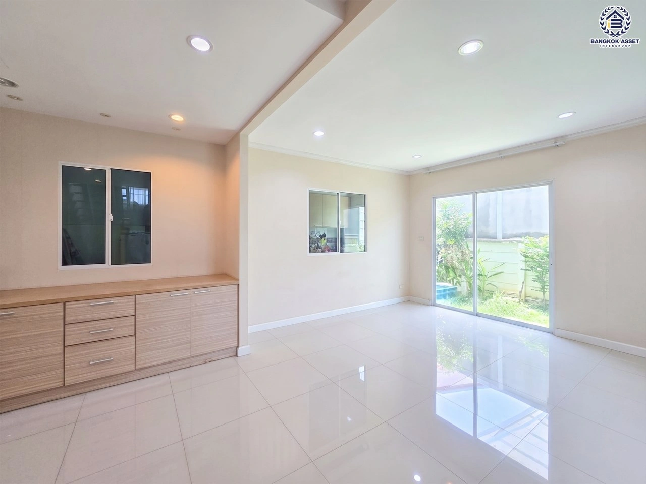 บ้านเดี่ยว โครงการ พฤกษาวิลเลจ31 เดอะซีซั่น กาญจนาภิเษก-บางใหญ่ จากแบรนด์ Pruksa เนื้อที่ 51.80 ตร.ว. พื้นที่ใช้สอย 140 ตร.ม. ฟังก์ชัน 3 ห้องนอน 3 ห้องน้ำ จอดรถได้ 2 คัน บนทำเลศักยภาพ ติดถนนกาญจนาภิเษก ใกล้ห้างเซ็นทรัล เวสต์เกต, ทางด่วน "กาญจนาภิเษก" และรถไฟฟ้าสายสีม่วง "สถานีคลองบางไผ่"