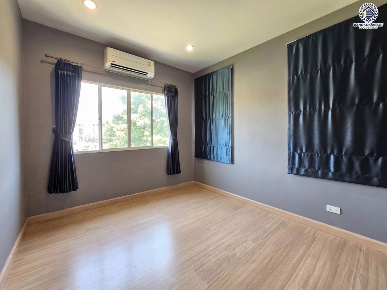 บ้านเดี่ยว โครงการ พฤกษาวิลเลจ31 เดอะซีซั่น กาญจนาภิเษก-บางใหญ่ จากแบรนด์ Pruksa เนื้อที่ 51.80 ตร.ว. พื้นที่ใช้สอย 140 ตร.ม. ฟังก์ชัน 3 ห้องนอน 3 ห้องน้ำ จอดรถได้ 2 คัน บนทำเลศักยภาพ ติดถนนกาญจนาภิเษก ใกล้ห้างเซ็นทรัล เวสต์เกต, ทางด่วน "กาญจนาภิเษก" และรถไฟฟ้าสายสีม่วง "สถานีคลองบางไผ่"