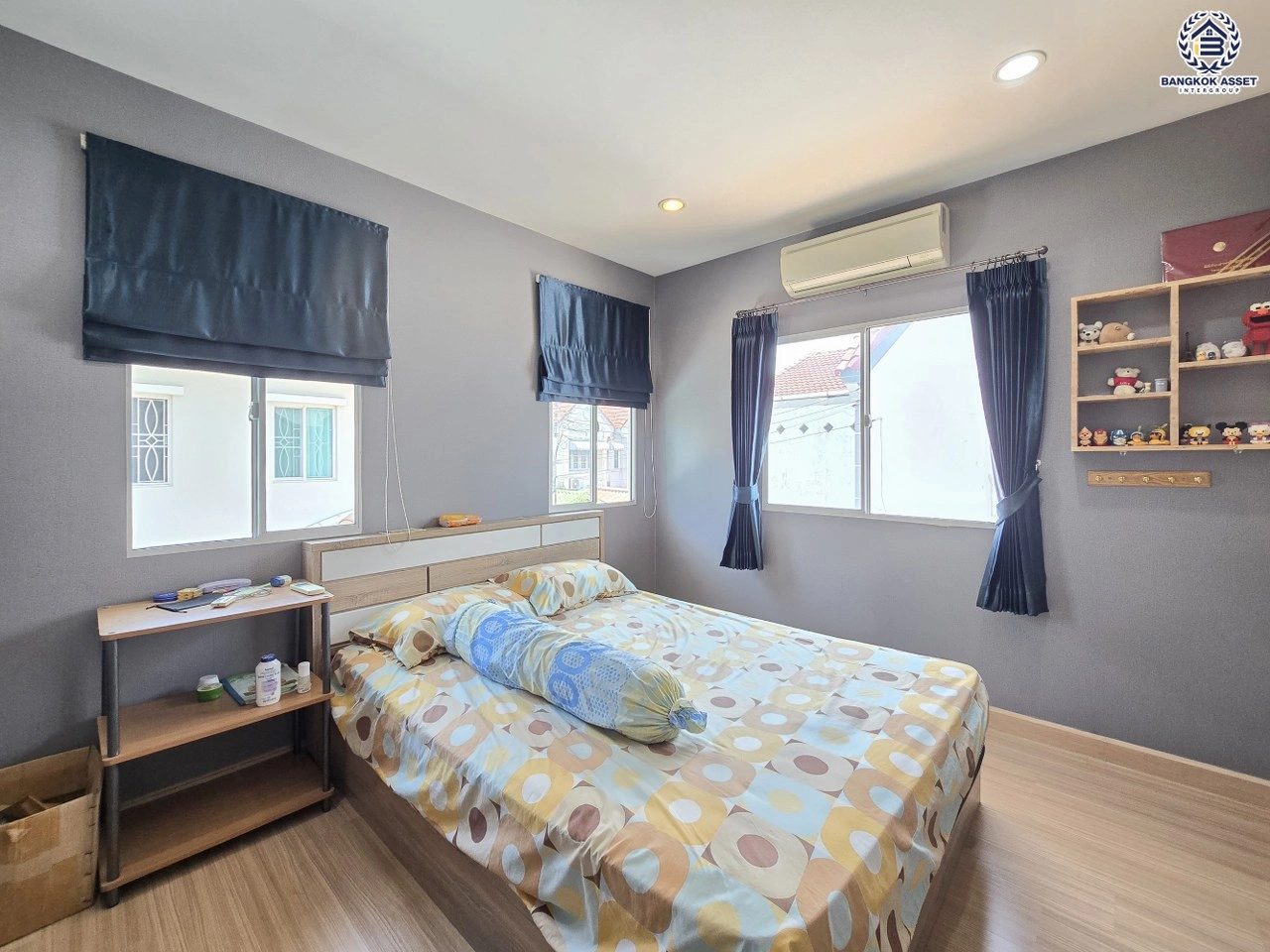 บ้านเดี่ยว โครงการ พฤกษาวิลเลจ31 เดอะซีซั่น กาญจนาภิเษก-บางใหญ่ จากแบรนด์ Pruksa เนื้อที่ 51.80 ตร.ว. พื้นที่ใช้สอย 140 ตร.ม. ฟังก์ชัน 3 ห้องนอน 3 ห้องน้ำ จอดรถได้ 2 คัน บนทำเลศักยภาพ ติดถนนกาญจนาภิเษก ใกล้ห้างเซ็นทรัล เวสต์เกต, ทางด่วน "กาญจนาภิเษก" และรถไฟฟ้าสายสีม่วง "สถานีคลองบางไผ่"