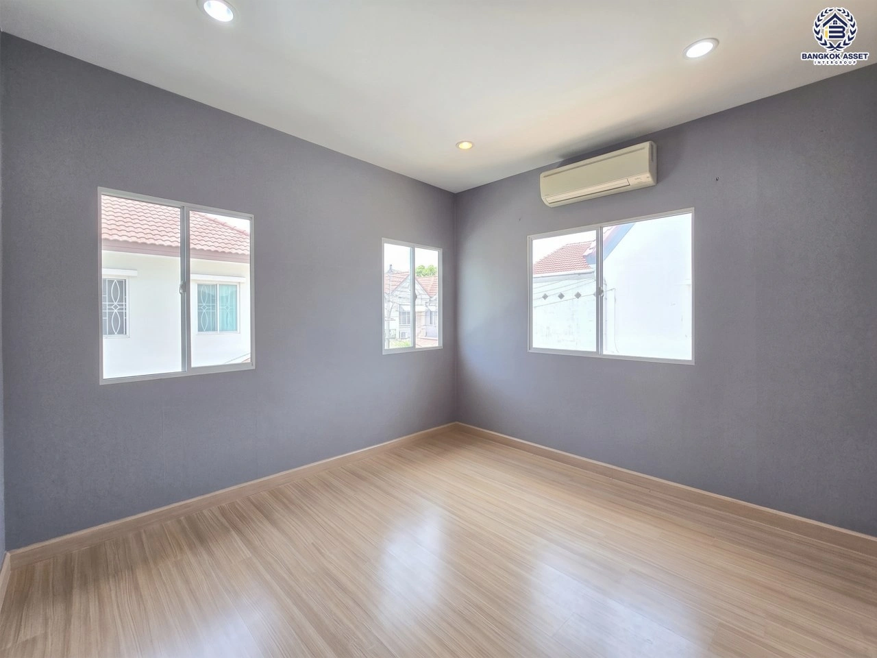 บ้านเดี่ยว โครงการ พฤกษาวิลเลจ31 เดอะซีซั่น กาญจนาภิเษก-บางใหญ่ จากแบรนด์ Pruksa เนื้อที่ 51.80 ตร.ว. พื้นที่ใช้สอย 140 ตร.ม. ฟังก์ชัน 3 ห้องนอน 3 ห้องน้ำ จอดรถได้ 2 คัน บนทำเลศักยภาพ ติดถนนกาญจนาภิเษก ใกล้ห้างเซ็นทรัล เวสต์เกต, ทางด่วน "กาญจนาภิเษก" และรถไฟฟ้าสายสีม่วง "สถานีคลองบางไผ่"