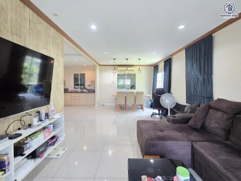 บ้านเดี่ยว โครงการ พฤกษาวิลเลจ31 เดอะซีซั่น กาญจนาภิเษก-บางใหญ่ จากแบรนด์ Pruksa เนื้อที่ 51.80 ตร.ว. พื้นที่ใช้สอย 140 ตร.ม. ฟังก์ชัน 3 ห้องนอน 3 ห้องน้ำ จอดรถได้ 2 คัน บนทำเลศักยภาพ ติดถนนกาญจนาภิเษก ใกล้ห้างเซ็นทรัล เวสต์เกต, ทางด่วน "กาญจนาภิเษก" และรถไฟฟ้าสายสีม่วง "สถานีคลองบางไผ่"