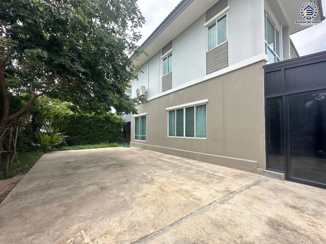 บ้านเดี่ยวพร้อมเข้าอยู่ โครงการ ภัสสร26 ราชพฤกษ์-ติวานนท์ หลังมุม เนื้อที่กว้าง 64.10 ตร.ว. พืนที่ใช้สอย 150 ตร.ม. ฟังก์ชัน 3 ห้องนอน 3 ห้องน้ำ 2 ที่จอดรถ บนทำเลเชื่อมต่อถนน345, ถนนราชพฤกษ์ ใกล้โครงการรถไฟฟ้าสายสีชมพู "สถานีแยกปากเกร็ด"