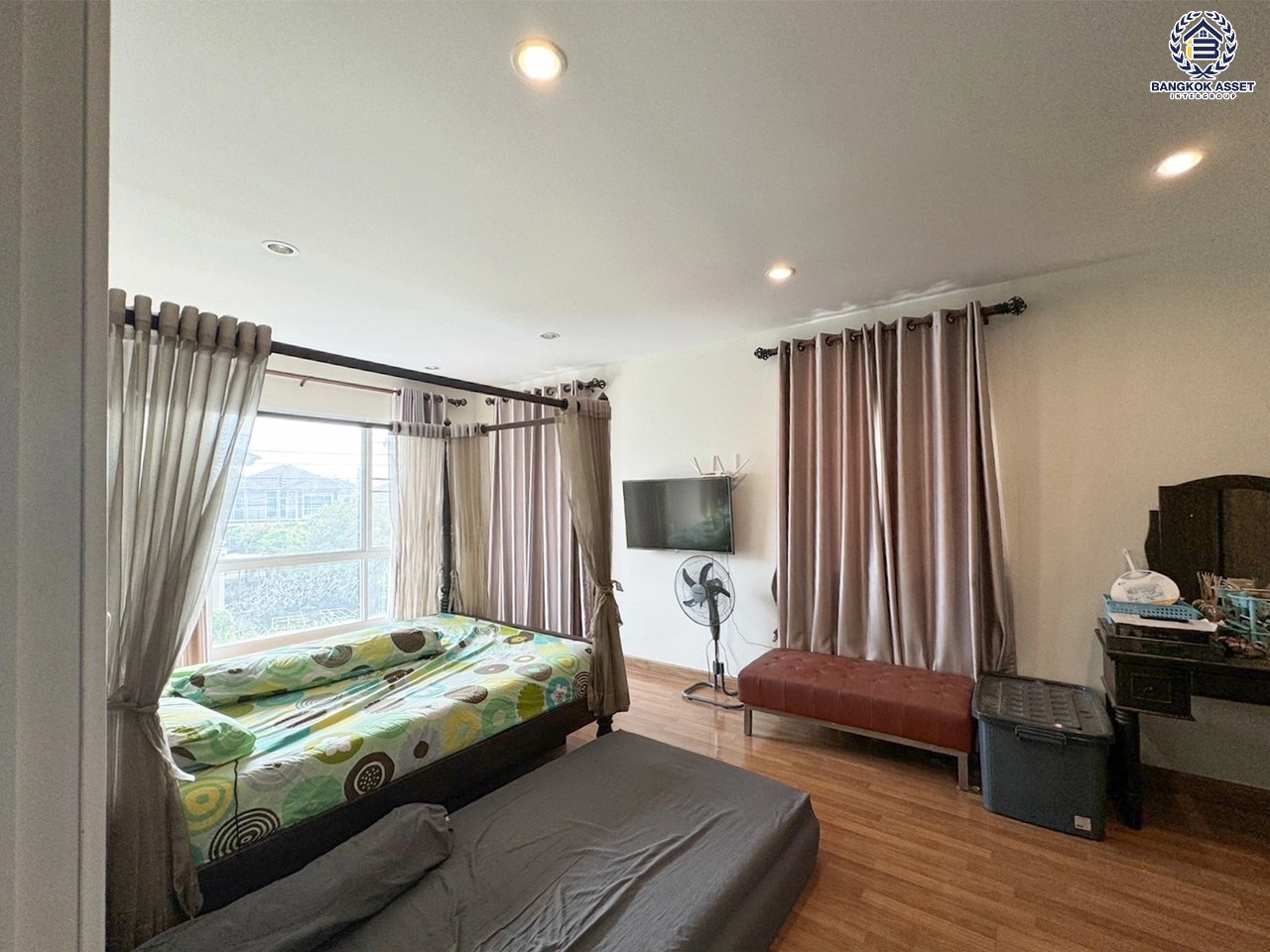 บ้านเดี่ยวพร้อมเข้าอยู่ โครงการ ภัสสร26 ราชพฤกษ์-ติวานนท์ หลังมุม เนื้อที่กว้าง 64.10 ตร.ว. พืนที่ใช้สอย 150 ตร.ม. ฟังก์ชัน 3 ห้องนอน 3 ห้องน้ำ 2 ที่จอดรถ บนทำเลเชื่อมต่อถนน345, ถนนราชพฤกษ์ ใกล้โครงการรถไฟฟ้าสายสีชมพู "สถานีแยกปากเกร็ด"