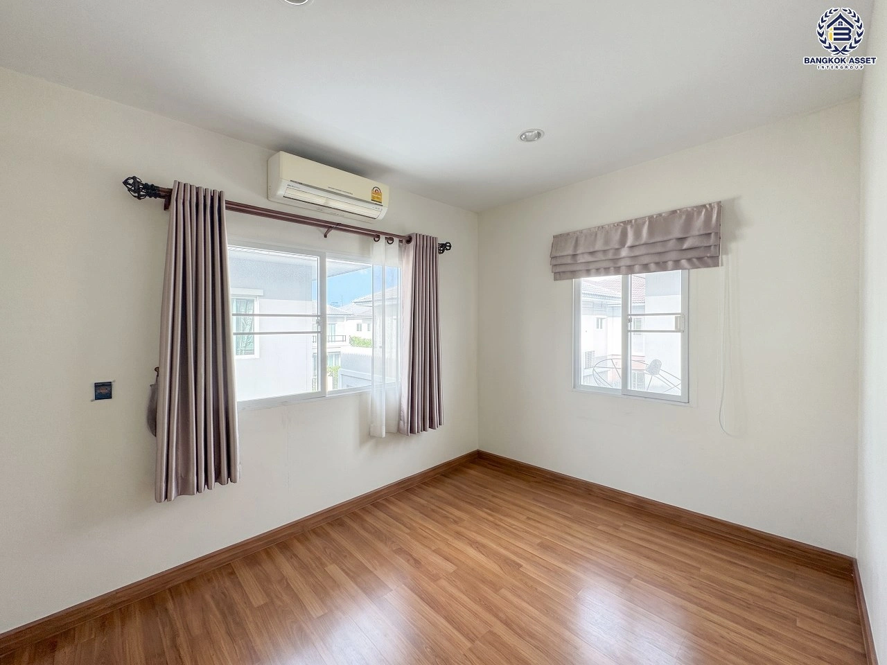 บ้านเดี่ยวพร้อมเข้าอยู่ โครงการ ภัสสร26 ราชพฤกษ์-ติวานนท์ หลังมุม เนื้อที่กว้าง 64.10 ตร.ว. พืนที่ใช้สอย 150 ตร.ม. ฟังก์ชัน 3 ห้องนอน 3 ห้องน้ำ 2 ที่จอดรถ บนทำเลเชื่อมต่อถนน345, ถนนราชพฤกษ์ ใกล้โครงการรถไฟฟ้าสายสีชมพู "สถานีแยกปากเกร็ด"