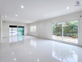 บ้านเดี่ยวพร้อมเข้าอยู่ โครงการ ภัสสร26 ราชพฤกษ์-ติวานนท์ หลังมุม เนื้อที่กว้าง 64.10 ตร.ว. พืนที่ใช้สอย 150 ตร.ม. ฟังก์ชัน 3 ห้องนอน 3 ห้องน้ำ 2 ที่จอดรถ บนทำเลเชื่อมต่อถนน345, ถนนราชพฤกษ์ ใกล้โครงการรถไฟฟ้าสายสีชมพู "สถานีแยกปากเกร็ด"