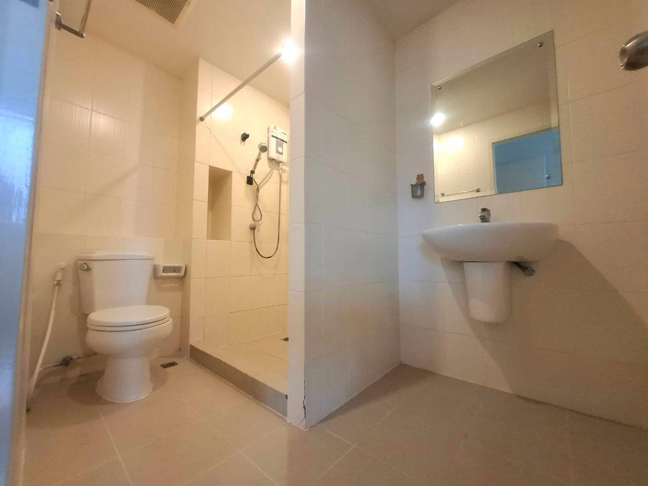 ขาย/เช่า คอนโดห้องมุมกว้างพิเศษ สไตล์รีสอร์ท | MT Residence Klong Luang ติดถนนใหญ่คลองหลวง ราคาขาย: 3,900,000 บาท หรือเช่า: 16,000 บาท/เดือน