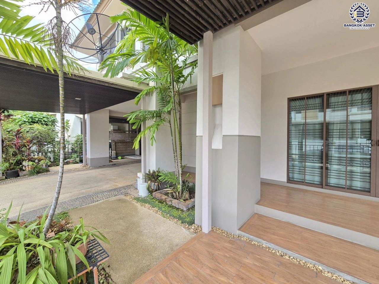 บ้านเดี่ยวพร้อมอยู่ โครงการ บุราสิริ ราชพฤกษ์-แจ้งวัฒนะ เนื้อที่ 75 ตร.ว. ฟังก์ชัน 3 ห้องนอน 3 ห้องน้ำ 2 ที่จอดรถ หน้าโครงการติดถนนราชพฤกษ์ ที่สามารถเชื่อมต่อถนนแจ้งวัฒนะ, กาญจนาภิเษก, รัตนาธิเบศร์ ใกล้ Central แจ้งวัฒนะ ใกล้รถไฟฟ้าสายสีม่วง "สถานีบางรักใหญ่" และจุดขึ้นทางด่วนทางด่วน "ศรีรัช"