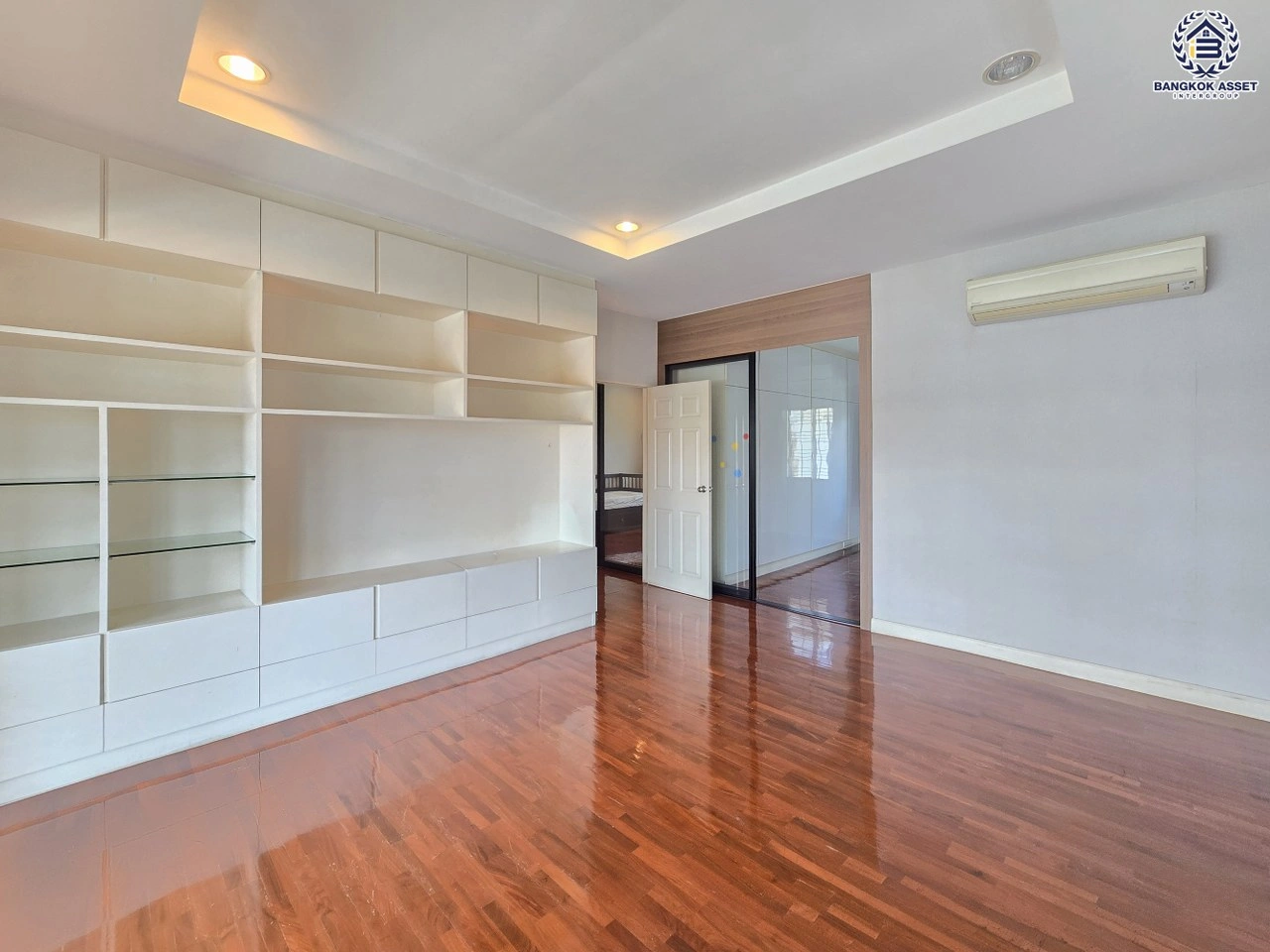 บ้านเดี่ยวพร้อมอยู่ โครงการ บุราสิริ ราชพฤกษ์-แจ้งวัฒนะ เนื้อที่ 75 ตร.ว. ฟังก์ชัน 3 ห้องนอน 3 ห้องน้ำ 2 ที่จอดรถ หน้าโครงการติดถนนราชพฤกษ์ ที่สามารถเชื่อมต่อถนนแจ้งวัฒนะ, กาญจนาภิเษก, รัตนาธิเบศร์ ใกล้ Central แจ้งวัฒนะ ใกล้รถไฟฟ้าสายสีม่วง "สถานีบางรักใหญ่" และจุดขึ้นทางด่วนทางด่วน "ศรีรัช"