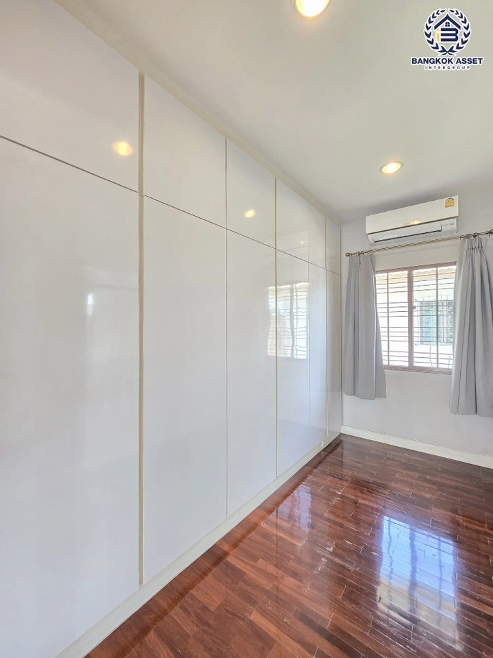 บ้านเดี่ยวพร้อมอยู่ โครงการ บุราสิริ ราชพฤกษ์-แจ้งวัฒนะ เนื้อที่ 75 ตร.ว. ฟังก์ชัน 3 ห้องนอน 3 ห้องน้ำ 2 ที่จอดรถ หน้าโครงการติดถนนราชพฤกษ์ ที่สามารถเชื่อมต่อถนนแจ้งวัฒนะ, กาญจนาภิเษก, รัตนาธิเบศร์ ใกล้ Central แจ้งวัฒนะ ใกล้รถไฟฟ้าสายสีม่วง "สถานีบางรักใหญ่" และจุดขึ้นทางด่วนทางด่วน "ศรีรัช"