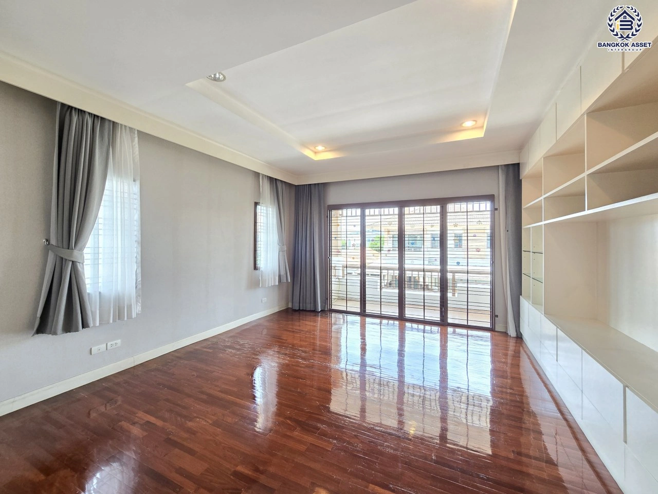 บ้านเดี่ยวพร้อมอยู่ โครงการ บุราสิริ ราชพฤกษ์-แจ้งวัฒนะ เนื้อที่ 75 ตร.ว. ฟังก์ชัน 3 ห้องนอน 3 ห้องน้ำ 2 ที่จอดรถ หน้าโครงการติดถนนราชพฤกษ์ ที่สามารถเชื่อมต่อถนนแจ้งวัฒนะ, กาญจนาภิเษก, รัตนาธิเบศร์ ใกล้ Central แจ้งวัฒนะ ใกล้รถไฟฟ้าสายสีม่วง "สถานีบางรักใหญ่" และจุดขึ้นทางด่วนทางด่วน "ศรีรัช"