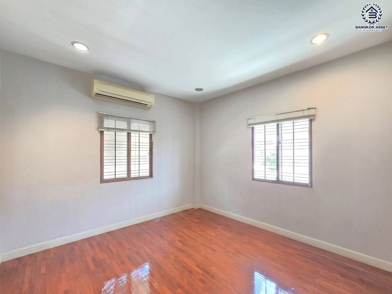 บ้านเดี่ยวพร้อมอยู่ โครงการ บุราสิริ ราชพฤกษ์-แจ้งวัฒนะ เนื้อที่ 75 ตร.ว. ฟังก์ชัน 3 ห้องนอน 3 ห้องน้ำ 2 ที่จอดรถ หน้าโครงการติดถนนราชพฤกษ์ ที่สามารถเชื่อมต่อถนนแจ้งวัฒนะ, กาญจนาภิเษก, รัตนาธิเบศร์ ใกล้ Central แจ้งวัฒนะ ใกล้รถไฟฟ้าสายสีม่วง "สถานีบางรักใหญ่" และจุดขึ้นทางด่วนทางด่วน "ศรีรัช"