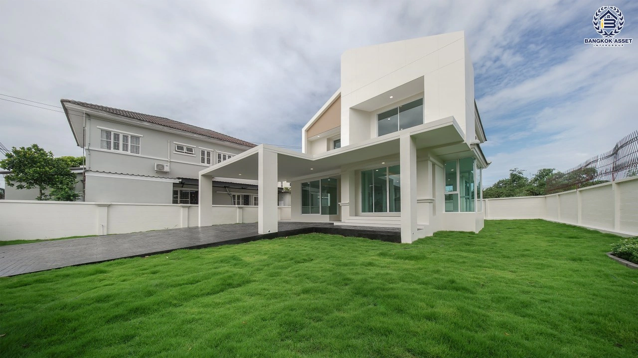 บ้านเดี่ยวรีโนเวทใหม่ โครงการนันทวัน วงแหวน-รัตนาธิเบศร์ หลังมุม เนื้อที่กว้าง 131 ตร.ว. พื้นที่ใช้สอย 307.7 ตร.ม. ฟังก์ชัน 4 ห้องนอน 3 ห้องน้ำ 4 ที่จอดรถ ทำเลรัตนาธิเบศร์-นครอินทร์ ใกล้เซ็นทรัลเวสเกตและรถไฟฟ้าสายสีม่วง "สถานีตลาดบางใหญ่"
