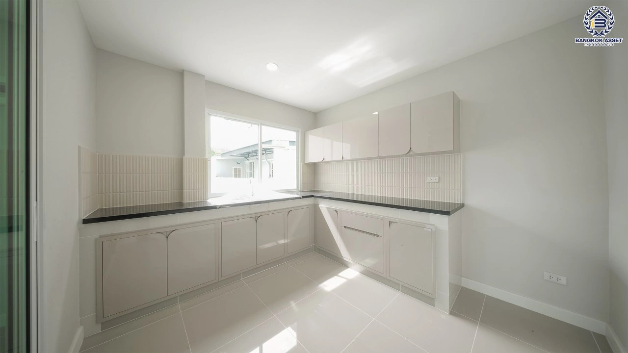 บ้านเดี่ยวรีโนเวทใหม่ โครงการนันทวัน วงแหวน-รัตนาธิเบศร์ หลังมุม เนื้อที่กว้าง 131 ตร.ว. พื้นที่ใช้สอย 307.7 ตร.ม. ฟังก์ชัน 4 ห้องนอน 3 ห้องน้ำ 4 ที่จอดรถ ทำเลรัตนาธิเบศร์-นครอินทร์ ใกล้เซ็นทรัลเวสเกตและรถไฟฟ้าสายสีม่วง "สถานีตลาดบางใหญ่"
