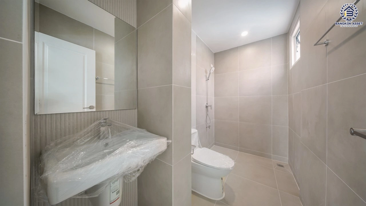 บ้านเดี่ยวรีโนเวทใหม่ โครงการนันทวัน วงแหวน-รัตนาธิเบศร์ หลังมุม เนื้อที่กว้าง 131 ตร.ว. พื้นที่ใช้สอย 307.7 ตร.ม. ฟังก์ชัน 4 ห้องนอน 3 ห้องน้ำ 4 ที่จอดรถ ทำเลรัตนาธิเบศร์-นครอินทร์ ใกล้เซ็นทรัลเวสเกตและรถไฟฟ้าสายสีม่วง "สถานีตลาดบางใหญ่"