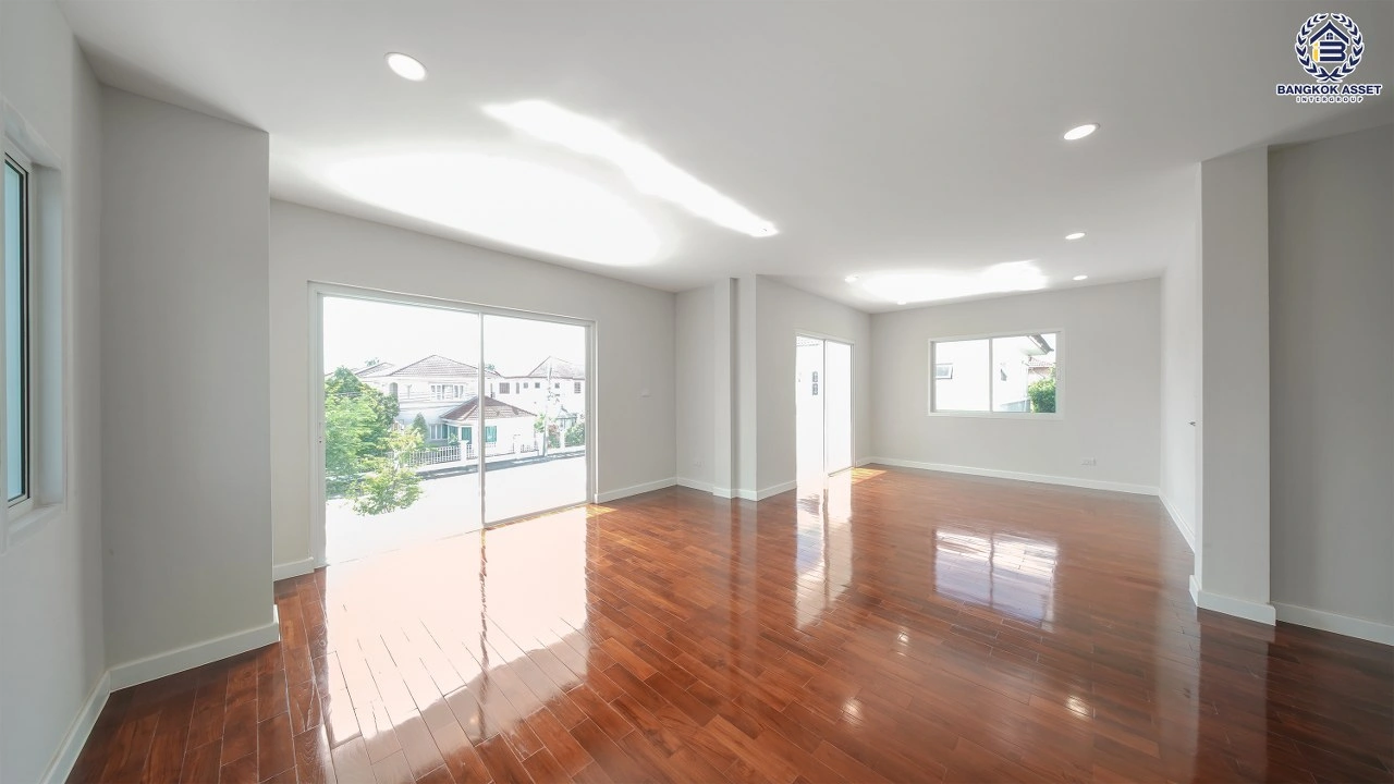 บ้านเดี่ยวรีโนเวทใหม่ โครงการนันทวัน วงแหวน-รัตนาธิเบศร์ หลังมุม เนื้อที่กว้าง 131 ตร.ว. พื้นที่ใช้สอย 307.7 ตร.ม. ฟังก์ชัน 4 ห้องนอน 3 ห้องน้ำ 4 ที่จอดรถ ทำเลรัตนาธิเบศร์-นครอินทร์ ใกล้เซ็นทรัลเวสเกตและรถไฟฟ้าสายสีม่วง "สถานีตลาดบางใหญ่"