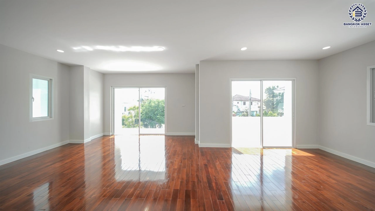 บ้านเดี่ยวรีโนเวทใหม่ โครงการนันทวัน วงแหวน-รัตนาธิเบศร์ หลังมุม เนื้อที่กว้าง 131 ตร.ว. พื้นที่ใช้สอย 307.7 ตร.ม. ฟังก์ชัน 4 ห้องนอน 3 ห้องน้ำ 4 ที่จอดรถ ทำเลรัตนาธิเบศร์-นครอินทร์ ใกล้เซ็นทรัลเวสเกตและรถไฟฟ้าสายสีม่วง "สถานีตลาดบางใหญ่"
