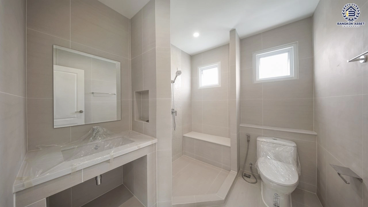 บ้านเดี่ยวรีโนเวทใหม่ โครงการนันทวัน วงแหวน-รัตนาธิเบศร์ หลังมุม เนื้อที่กว้าง 131 ตร.ว. พื้นที่ใช้สอย 307.7 ตร.ม. ฟังก์ชัน 4 ห้องนอน 3 ห้องน้ำ 4 ที่จอดรถ ทำเลรัตนาธิเบศร์-นครอินทร์ ใกล้เซ็นทรัลเวสเกตและรถไฟฟ้าสายสีม่วง "สถานีตลาดบางใหญ่"