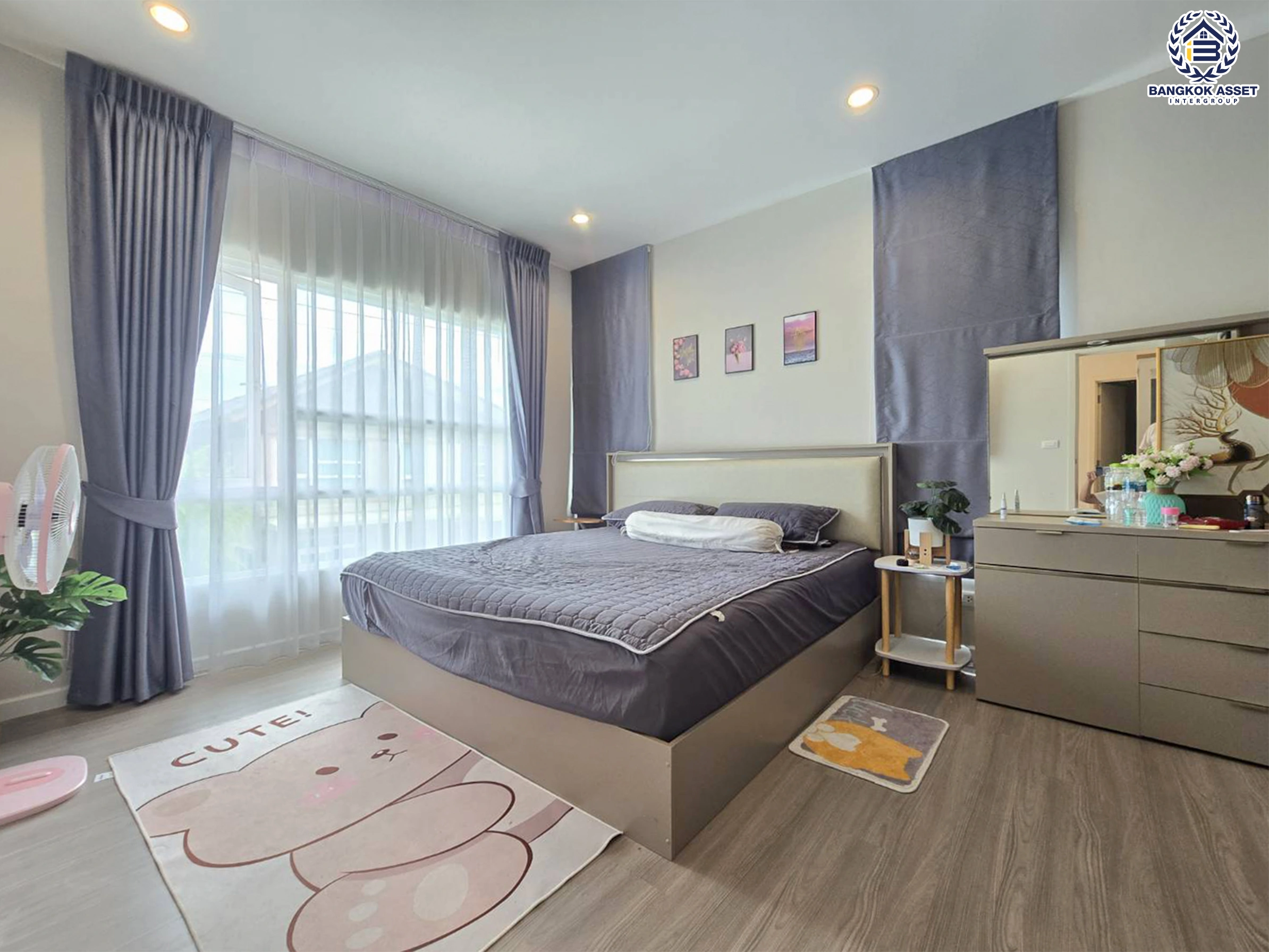 บ้านแฝดพร้อมอยู่ โครงการ อณาสิริ วงแหวน-ลำลูกกา เนื้อที่ 40.50 ตร.ว. พื้นที่ใช้สอย 125 ตร.ม. ฟังก์ชัน 4 ห้องนอน 4 ห้องน้ำ จอดรถ 2 คัน ทำเลเดินทางสะดวก เชื่อมต่อถนนวงแหวนกาญจนาภิเษก (ทางหลวงพิเศษหมายเลข 9) ถนนรังสิต-นครนายก และถนนลำลูกกา ใกล้ Future Park รังสิต
