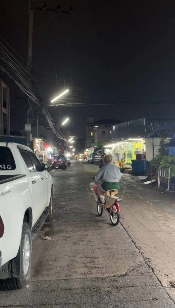 ขายบ้านพร้อมที่ดิน ทำเลค้าขาย อยู่กลางใจตลาด.4.มุมเมือง