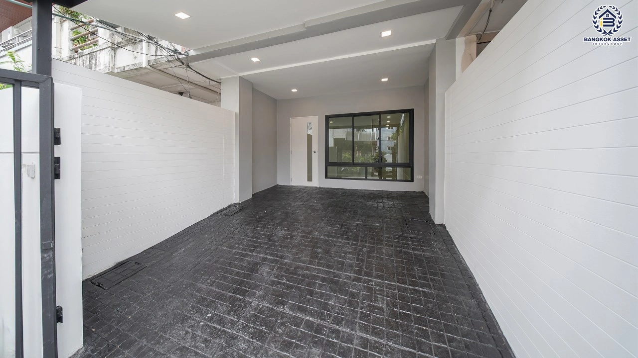 บ้านรีโนเวทใหม่ ทาวน์โฮม 3 ชั้น โครงการ เกตุนุติการ์เด้น ลาดพร้าว94 เนื้อที่ 17 ตร.ว. พื้นที่ใช้สอย 152.07 ตร.ม. 4 นอน 3 น้ำ ทำเลติดถนนลาดพร้าว ใกล้รถไฟฟ้าสายสีเหลือง และทางด่วนเอกมัย-รามอินทรา ถึงทองหล่อเพียง 15 นาทีเท่านั้น
