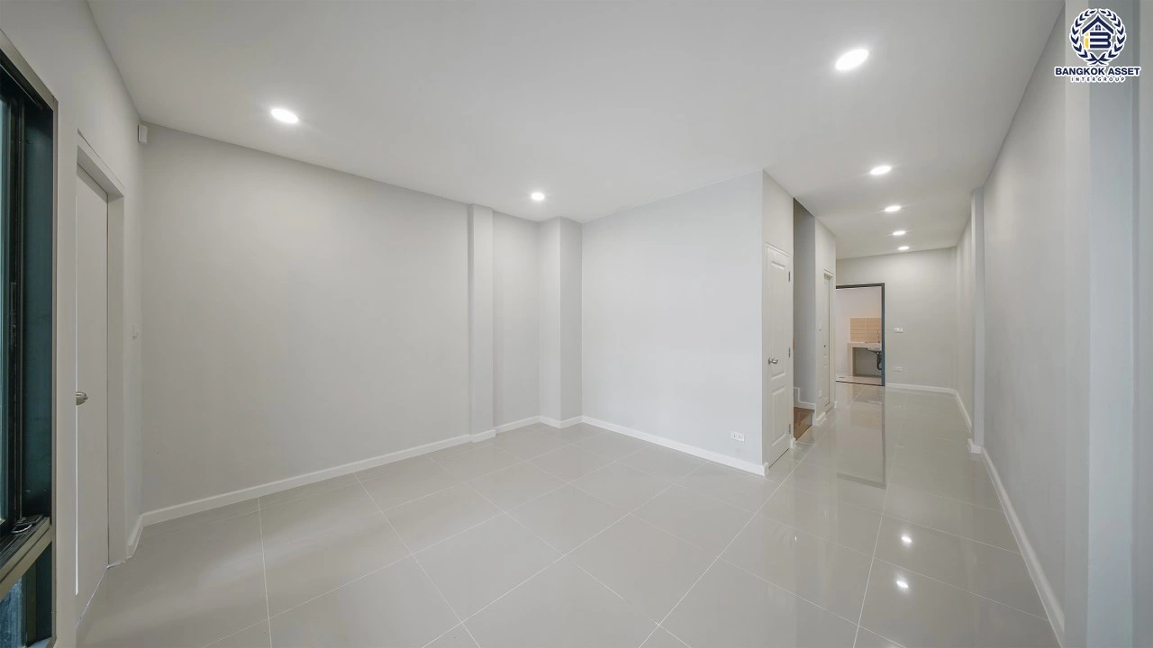 บ้านรีโนเวทใหม่ ทาวน์โฮม 3 ชั้น โครงการ เกตุนุติการ์เด้น ลาดพร้าว94 เนื้อที่ 17 ตร.ว. พื้นที่ใช้สอย 152.07 ตร.ม. 4 นอน 3 น้ำ ทำเลติดถนนลาดพร้าว ใกล้รถไฟฟ้าสายสีเหลือง และทางด่วนเอกมัย-รามอินทรา ถึงทองหล่อเพียง 15 นาทีเท่านั้น