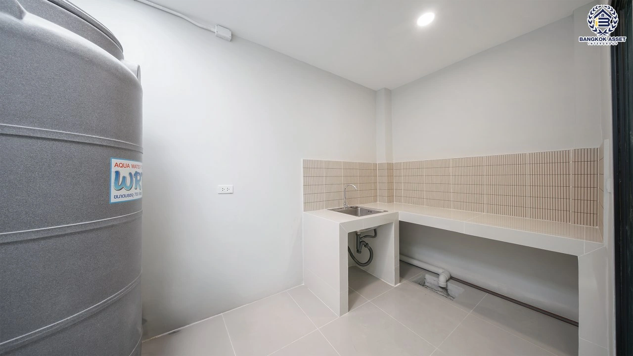 บ้านรีโนเวทใหม่ ทาวน์โฮม 3 ชั้น โครงการ เกตุนุติการ์เด้น ลาดพร้าว94 เนื้อที่ 17 ตร.ว. พื้นที่ใช้สอย 152.07 ตร.ม. 4 นอน 3 น้ำ ทำเลติดถนนลาดพร้าว ใกล้รถไฟฟ้าสายสีเหลือง และทางด่วนเอกมัย-รามอินทรา ถึงทองหล่อเพียง 15 นาทีเท่านั้น