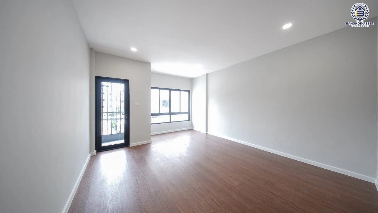 บ้านรีโนเวทใหม่ ทาวน์โฮม 3 ชั้น โครงการ เกตุนุติการ์เด้น ลาดพร้าว94 เนื้อที่ 17 ตร.ว. พื้นที่ใช้สอย 152.07 ตร.ม. 4 นอน 3 น้ำ ทำเลติดถนนลาดพร้าว ใกล้รถไฟฟ้าสายสีเหลือง และทางด่วนเอกมัย-รามอินทรา ถึงทองหล่อเพียง 15 นาทีเท่านั้น