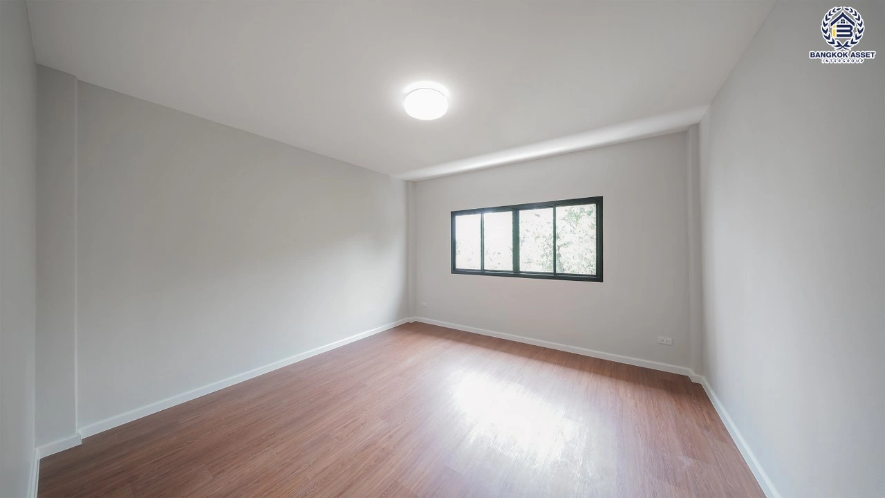 บ้านรีโนเวทใหม่ ทาวน์โฮม 3 ชั้น โครงการ เกตุนุติการ์เด้น ลาดพร้าว94 เนื้อที่ 17 ตร.ว. พื้นที่ใช้สอย 152.07 ตร.ม. 4 นอน 3 น้ำ ทำเลติดถนนลาดพร้าว ใกล้รถไฟฟ้าสายสีเหลือง และทางด่วนเอกมัย-รามอินทรา ถึงทองหล่อเพียง 15 นาทีเท่านั้น