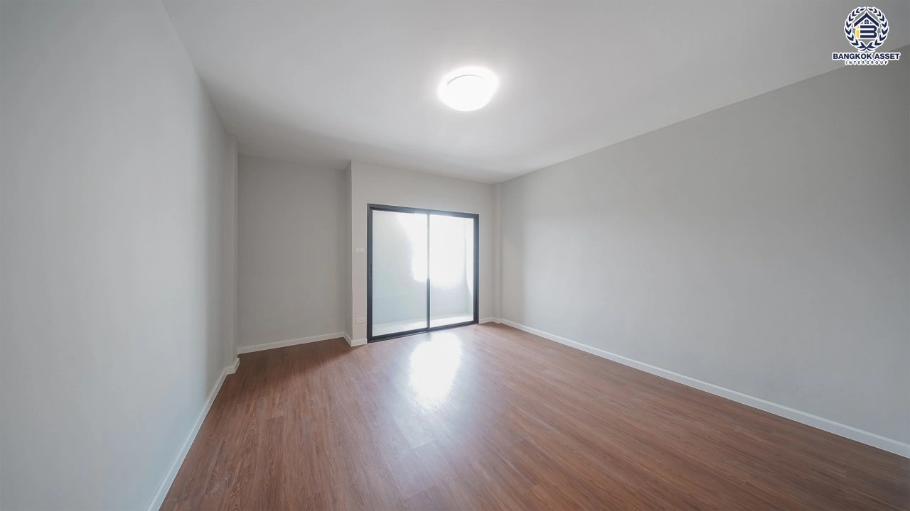 บ้านรีโนเวทใหม่ ทาวน์โฮม 3 ชั้น โครงการ เกตุนุติการ์เด้น ลาดพร้าว94 เนื้อที่ 17 ตร.ว. พื้นที่ใช้สอย 152.07 ตร.ม. 4 นอน 3 น้ำ ทำเลติดถนนลาดพร้าว ใกล้รถไฟฟ้าสายสีเหลือง และทางด่วนเอกมัย-รามอินทรา ถึงทองหล่อเพียง 15 นาทีเท่านั้น