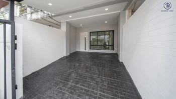 บ้านรีโนเวทใหม่ ทาวน์โฮม 3 ชั้น โครงการ เกตุนุติการ์เด้น ลาดพร้าว94 เนื้อที่ 17 ตร.ว. พื้นที่ใช้สอย 152.07 ตร.ม. 4 นอน 3 น้ำ ทำเลติดถนนลาดพร้าว ใกล้รถไฟฟ้าสายสีเหลือง และทางด่วนเอกมัย-รามอินทรา ถึงทองหล่อเพียง 15 นาทีเท่านั้น