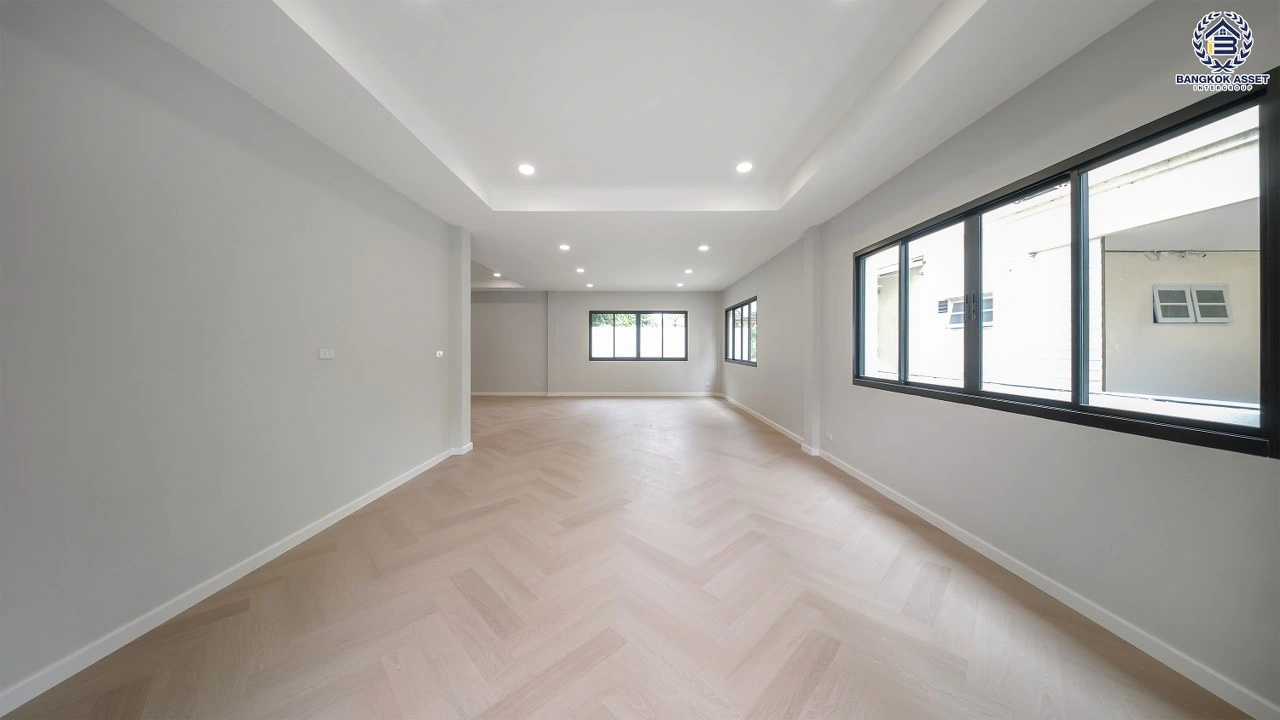 บ้านรีโนเวทใหม่ โครงการ ลัดดารมย์ ปิ่นเกล้า เนื้อที่ 84 ตร.ว. พื้นที่ใช้สอย 295.07 ตร.ม. ฟังก์ชัน 4 ห้องนอน 3 ห้องน้ำ 2 ที่จอดรถ ทำเลถนนนครอินทร์ เชื่อมต่อรัตนาธิเบศร์ กาญจนาภิเษก ราชพฤกษ์ ใกล้รถไฟฟ้าสายสีม่วง "สถานีแยกนนทบุรี 1" ใกล้ Central Westville